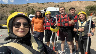 Kavurucu sıcaklarda rafting yaparak serinlediler