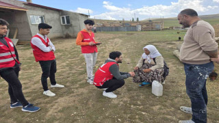 Kızılay gönüllüleri Diyadin’de ihtiyaç sahibi ailelerin umudu oluyor