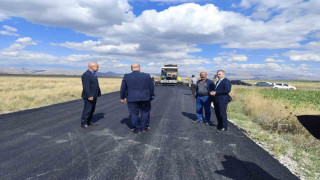 Patnos’ta köy yolları asfaltlanmaya devam ediyor