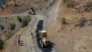 Pütürge ilçesinde yol iyileştirme çalışmaları sürüyor