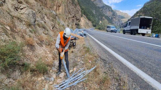 Sık sık kaya düşmeleri yaşanan yola çelik halatlar çekilmeye başlandı