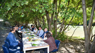 Tunceli’de, 85 yaş üstü vatandaşlar Munzur çayı kıyısında kahvaltı etkinliğinde buluştu