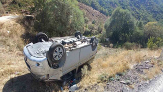 Tunceli’de otomobil ters döndü