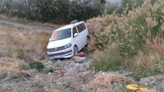 Van’da el freni çekilmeyen araç şarampole yuvarlandı