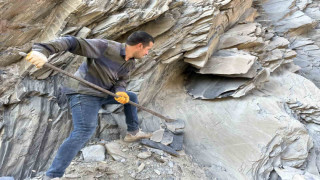 Yüksekova’da definde kullanılan mezar taşları için köylülerin tehlikeli çalışması sürüyor