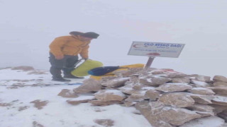 Yüksekovalı dağcılar dolu ve tipiye rağmen 4 bin 135 rakıma zirve yaptı