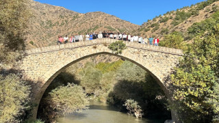 120 kişilik grup Şemdinli’nin tarihi mekanlarını gezdi