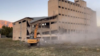 30 yıldan fazladır faaliyete giremeyen ruhsatsız un fabrikası yıktırıldı