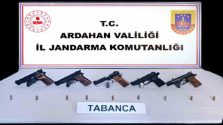 Ardahan’da otomobilde 5 adet ruhsatsız tabanca ele geçirildi