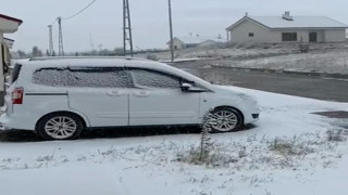 Başkale’de kar yağdı, araçlar yolda kaldı