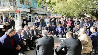 Bitlis Valisi Karakaya, Tatvan’da esnaf ve vatandaşlarla bir araya geldi