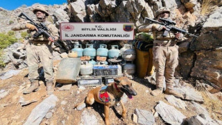 Bitlis’te terör örgütüne ait sığınakta çok sayıda malzeme ele geçirildi