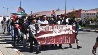 Bitlis’te üniversite öğrencileri İsrail saldırılarının yıldönümünde yürüyüş düzenledi