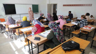 Çocuklarının okuduğu sıralarda şimdi kendileri ter döküyor