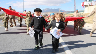 Cumhuriyet’in 101. yılında Tatvan’da minik öğrencilerden coşkulu kutlama