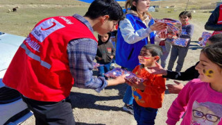 Diyadin’de köy köy gezip çocukları eğlendiriyorlar