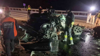 Erzincan’da otomobil ile tır çarpıştı: 3 ölü, 1 yaralı