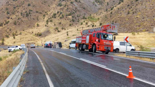 Hakkari’de kamyonet devrildi: 1 yaralı