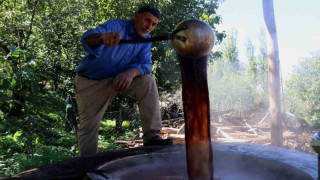 Hizan’da asırlardır doğal yöntemlerle üzüm pekmezi üretiliyor