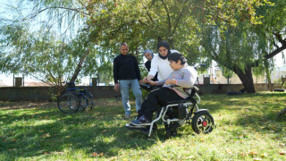 İyilik Ailesi’nden Muşlu Betül’e akülü sandalye desteği