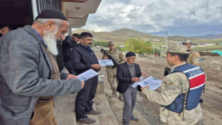 Jandarma köylerde dolandırıcılık konusunda vatandaşları bilgilendiriyor