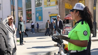 Kadın polise ‘Komutanım’ diyerek tekmil verdi: O anlar izleyenleri güldürdü