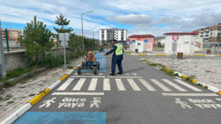 Kars’ta Jandarma Trafik Eğitim Parkı’nda öğrencilere eğitim verdi