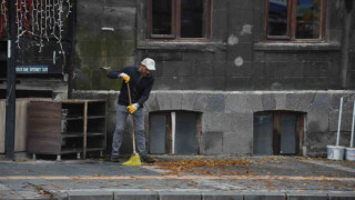 Kars’ta temizlik işçilerinin yaprak mesaisi başladı