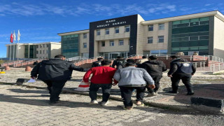 Kars’ta yakalanan göçmenlerin üzerinden sahte pasaport çıktı