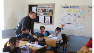 Kaymakam Koşansu köy okullarına kırtasiye yardımı yaptı