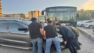 Muş’ta hatalı park edilen aracı vatandaşlar el birliğiyle yerinden kaldırdı