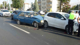 Otomobil ile çarpışan Tofaş’ta önemli hasara meydana geldi