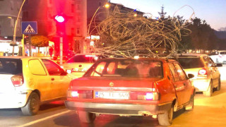 Otomobilin tavanındaki demir yüküyle trafiğe çıktı