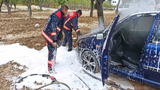 Park halindeki araç aniden alev aldı