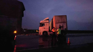 Tırın dorsesi kaydı, kozmetik ürünler yola saçıldı