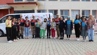 Tunceli’de jandarma, kız çocukları ile bir araya geldi