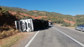 Tunceli’de tır devrildi: 1 yaralı