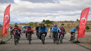 Vali Çiftçi gençlerle pedal çevirdi