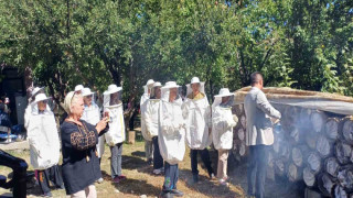 Yerli turistler Van’da bal hasadı yaptı