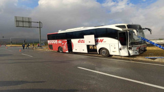 Yolcu otobüsü ile traktör çarpıştı: 1 ölü 1 yaralı